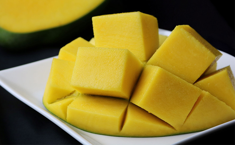 【2026年発送】　宜野座村産キーツマンゴー「マンゴーの丘」家庭用　約2kg フルーツ 甘い 美味しい 特徴 香り お取り寄せ Mango デザート 大きい 希少 贈り物 ビタミン おすすめ 贅沢 栄養価 国産 沖縄県 人気 産地直送 送料無料