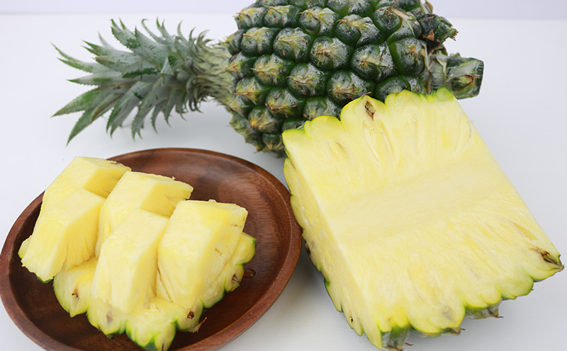 2026年発送【数量限定】ひとくちぼれ 金武町のすぐりむん（極上）パイン 3玉 パイナップル ぱいなっぷる パインアップル ぱいんあっぷる 国産 ギフト ボゴール スナック パイン 夏 贈答品 贈り物 プレゼント フレッシュ 土産 お取り寄せ フルーツ 果物 沖縄 金武町