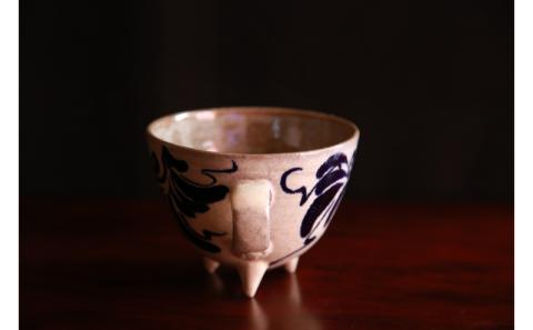 ＜南陶窯＞三つ足カフェオレボウル【唐草】 〇 読谷村 うつわ 陶器 焼き物 久場政一 沖縄 やちむん アフリカン うちなーすぐりむん コップ 地場産品 手作り 人気商品 柄違い有 プレゼントに 足付き お祝いに オススメ 伝統工芸品