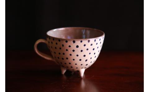 ＜南陶窯＞三つ足カフェオレボウル【青・ドット】 ☆ 読谷村 やちむん 陶器 焼き物 コップ 沖縄 柄違い有 コバルト うちなーすぐりむん カワイイ 久場政一 手作り 人気商品 ぽってり プレゼントに 伝統工芸品 お祝いに オススメ