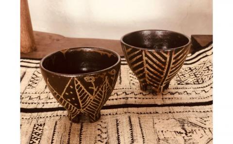 ＜南陶窯＞四つ足カップミニ２個セット【灰釉】線紋・葉紋 ☆ 読谷村 うつわ 陶器 焼き物 久場政一 沖縄 セット商品 やちむん うちなーすぐりむん コップ 地場産品 手作り 人気商品 柄違い ペア ギフトに お祝いに オススメ 伝統工芸品