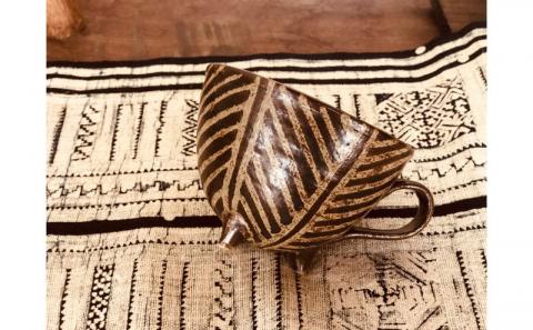 ＜南陶窯＞三つ足カフェオレボウル【灰釉・線紋】 〇 読谷村 うつわ 陶器 焼き物 久場政一 沖縄 やちむん 茶系 うちなーすぐりむん コップ 地場産品 手作り 人気商品 柄違い ペア ギフトに お祝いに オススメ 伝統工芸品