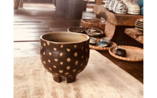 ＜南陶窯＞四つ足カップ丸形２個セット【ドット】 ☆ 読谷村 やちむん ブセナテラス内 久場政一 陶芸家 やきもの エスニック ポタリー 沖縄県