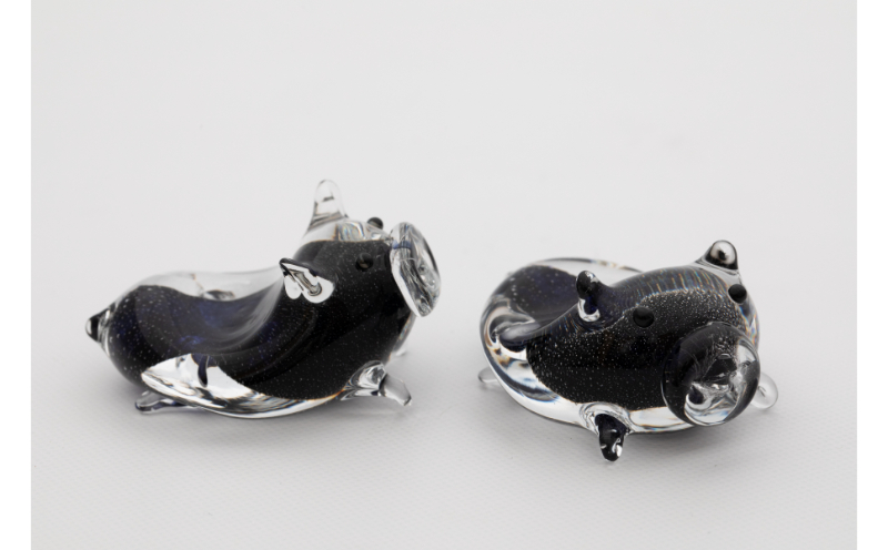 【RYUKYU GLASS WORKS 海風】ミニブタ箸置き（黒・１つ） ☆ 沖縄 人気商品 子豚ちゃん 読谷村 風水 カワイイ 贈り物に 色違い有 お揃いで キュート まぁるい 琉球ガラス 職人技 地場産品 贈り物に お祝いに インテリア