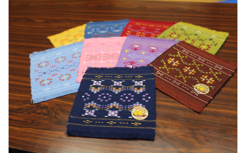 伝統工芸＜読谷山花織＞コースター５枚 可憐 幾何学模様 琉球藍 福木 銭花 手作り 花柄 ロマン 沖縄 織物 温かさ 上品 花紋様 １点物 技術 扇花 風車花 子孫繁栄 琉球王朝時代 王族