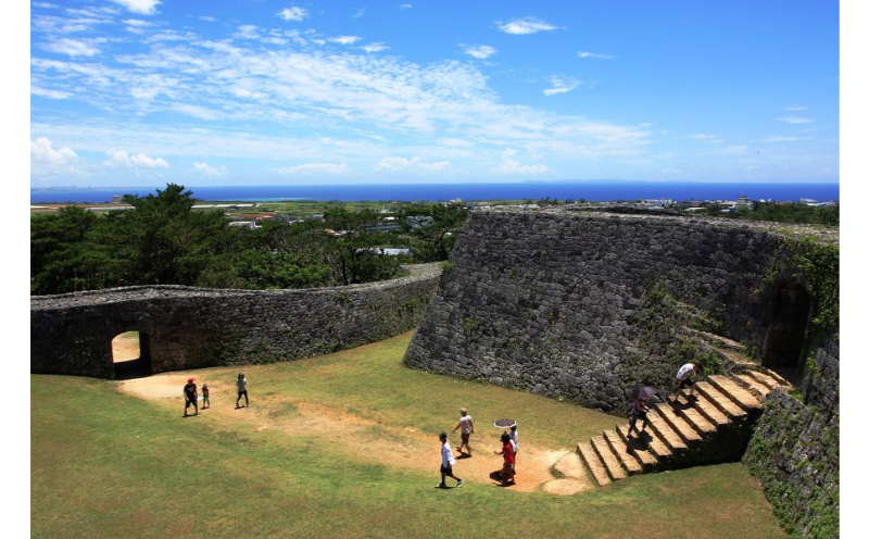 【観光ガイドと巡る】世界遺産「座喜味城跡」・やちむんの里