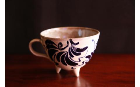 ＜南陶窯＞三つ足カフェオレボウル【唐草】 〇 読谷村 うつわ 陶器 焼き物 久場政一 沖縄 やちむん アフリカン うちなーすぐりむん コップ 地場産品 手作り 人気商品 柄違い有 プレゼントに 足付き お祝いに オススメ 伝統工芸品