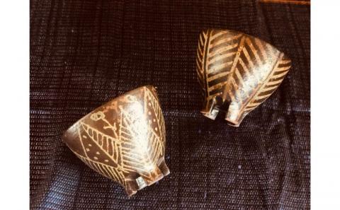 ＜南陶窯＞四つ足カップミニ２個セット【灰釉】線紋・葉紋 ☆ 読谷村 うつわ 陶器 焼き物 久場政一 沖縄 セット商品 やちむん うちなーすぐりむん コップ 地場産品 手作り 人気商品 柄違い ペア ギフトに お祝いに オススメ 伝統工芸品