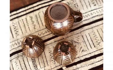 ＜南陶窯＞ピッチャー&四つ足カップ（ミニ２個）セット【灰釉・線紋】 ☆ やちむん 久場政一 読谷村 沖縄 エスニックテイスト セット