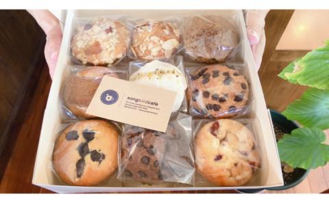 ＜songbird cafe＞マフィン１２個セット 〇 焼き菓子 読谷村 沖縄 小麦粉使用 カフェ 季節のオススメ スイーツ 地場産品 詰め合わせ お楽しみ 焼き立て チルド配送 人気商品 手作り ナッツ使用 バター使用 卵使用