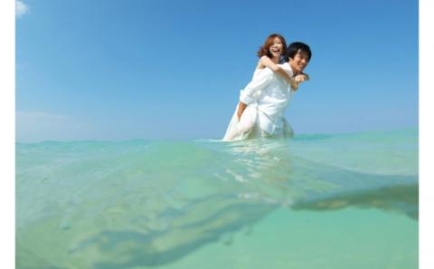 【CHABA Gua】ビーチでフォトウェディング（水中ビーチフォト） 〇 海 沖縄 読谷村 写真撮影