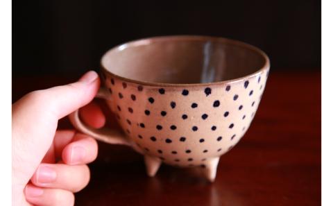 ＜南陶窯＞三つ足カフェオレボウル【青・ドット】 ☆ 読谷村 やちむん 陶器 焼き物 コップ 沖縄 柄違い有 コバルト うちなーすぐりむん カワイイ 久場政一 手作り 人気商品 ぽってり プレゼントに 伝統工芸品 お祝いに オススメ