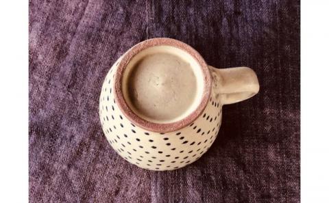 ＜南陶窯＞広口マグカップ【白・青ドット】 〇 読谷村 やちむん 陶器 伝統工芸品 久場政一 沖縄 新生活 人気商品 うちなーすぐりむん コップ 地場産品 手作り 焼き物 柄違い有 プレゼントに ギフトに お祝いに オススメ