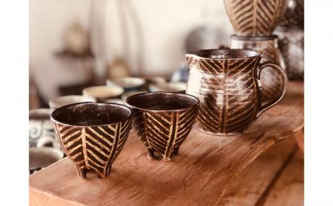 ＜南陶窯＞ピッチャー&四つ足カップ（ミニ２個）セット【灰釉・線紋】 ☆ やちむん 久場政一 読谷村 沖縄 エスニックテイスト セット