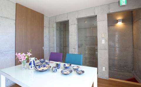 「読谷焼きで自炊も楽しめる」コンドミニアム型宿泊施設４泊５日（ペア）