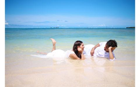 【CHABA Gua】ビーチでフォトウェディング（水中ビーチフォト） 〇 海 沖縄 読谷村 写真撮影