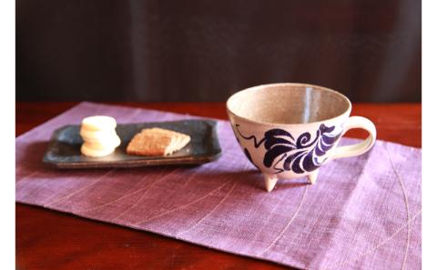 ＜南陶窯＞三つ足カフェオレボウル【唐草】 〇 読谷村 うつわ 陶器 焼き物 久場政一 沖縄 やちむん アフリカン うちなーすぐりむん コップ 地場産品 手作り 人気商品 柄違い有 プレゼントに 足付き お祝いに オススメ 伝統工芸品