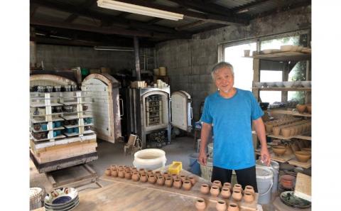 ＜南陶窯＞広口マグカップ【白・青ドット】 〇 読谷村 やちむん 陶器 伝統工芸品 久場政一 沖縄 新生活 人気商品 うちなーすぐりむん コップ 地場産品 手作り 焼き物 柄違い有 プレゼントに ギフトに お祝いに オススメ