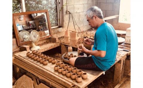 ＜南陶窯＞ピッチャー&四つ足カップ（ミニ２個）セット【灰釉・線紋】 ☆ やちむん 久場政一 読谷村 沖縄 エスニックテイスト セット