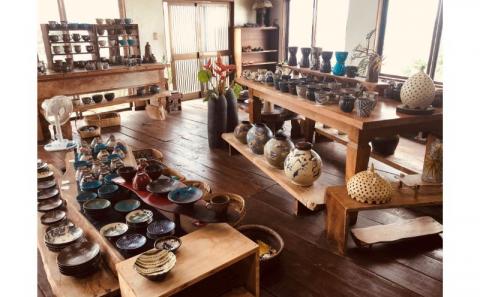 ＜南陶窯＞三つ足カフェオレボウル【ドット】 ☆ 読谷村 やちむん 陶器 焼き物 久場政一 沖縄 カップ 水玉 うちなーすぐりむん コップ 地場産品 手作り 人気商品 柄違い有 色違い有 ギフトに お祝いに オススメ 伝統工芸品