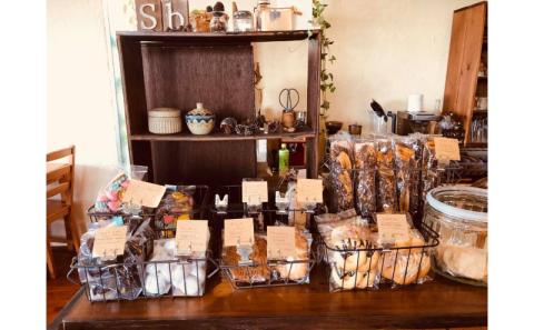 ＜songbird cafe＞マフィン１２個セット 〇 焼き菓子 読谷村 沖縄 小麦粉使用 カフェ 季節のオススメ スイーツ 地場産品 詰め合わせ お楽しみ 焼き立て チルド配送 人気商品 手作り ナッツ使用 バター使用 卵使用