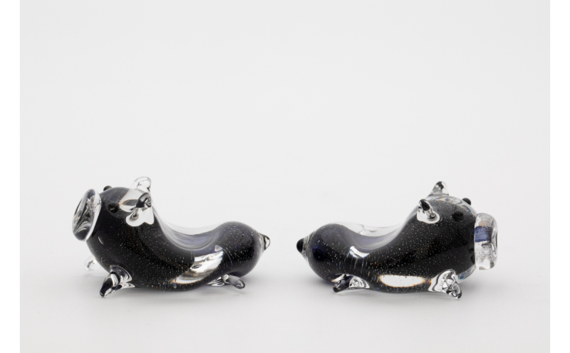【RYUKYU GLASS WORKS 海風】ミニブタ箸置き（黒・１つ） ☆ 沖縄 人気商品 子豚ちゃん 読谷村 風水 カワイイ 贈り物に 色違い有 お揃いで キュート まぁるい 琉球ガラス 職人技 地場産品 贈り物に お祝いに インテリア