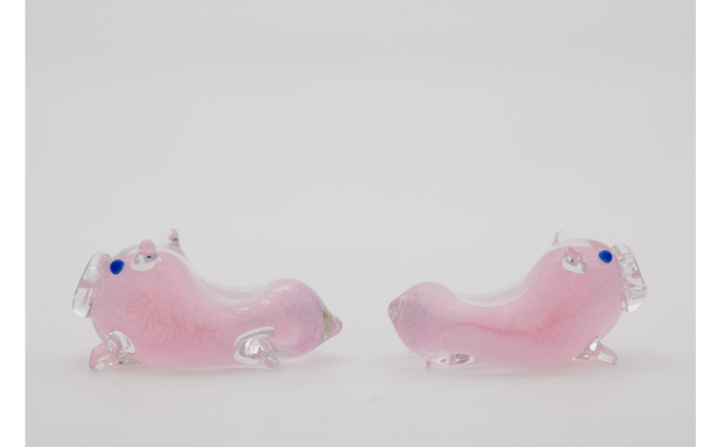 【RYUKYU GLASS WORKS 海風】ミニブタ箸置き（ピンク・１つ） ☆ 沖縄 読谷村 カワイイ 色違い有 贈り物に お家使い お客様用 子豚ちゃん キュート 琉球ガラス まぁるい 風水 人気商品 地場産品 手作り 職人技 ミニブタ お揃いで プレゼントに