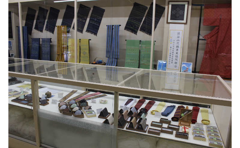 伝統工芸＜読谷山花織＞名刺入れ 〇 花柄 手作り ロマン 織物 温かさ 上品 花紋様 １点物 技術 扇花 風車花 子孫繁栄 琉球王朝時代 王族 可憐 幾何学模様 琉球藍 福木 銭花