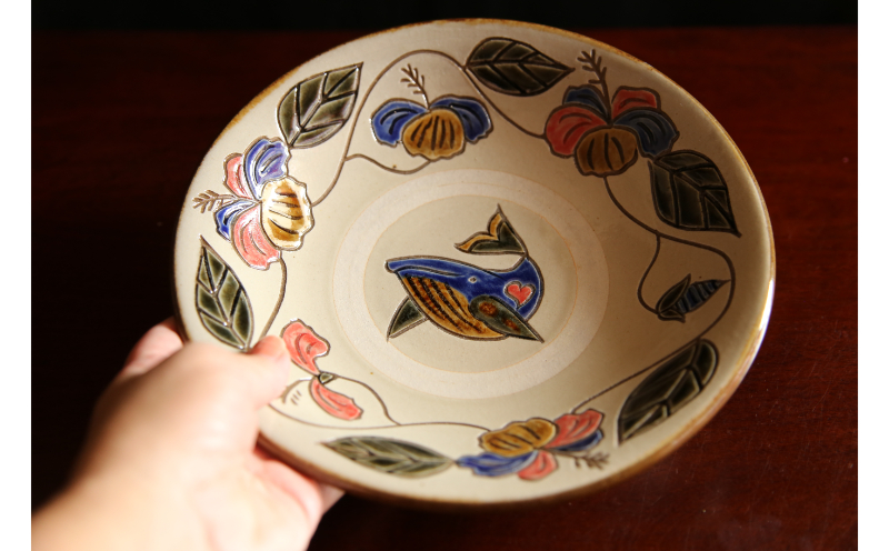 【陶芸工房ふじ】７寸皿（ハイビスカスとクジラ）重ね焼き