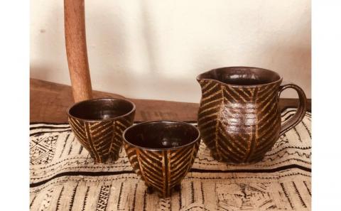 ＜南陶窯＞ピッチャー&四つ足カップ（ミニ２個）セット【灰釉・線紋】 ☆ やちむん 久場政一 読谷村 沖縄 エスニックテイスト セット