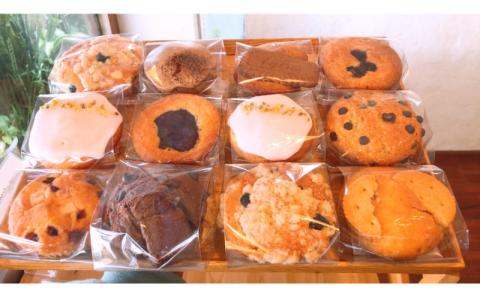 ＜songbird cafe＞マフィン１２個セット 〇 焼き菓子 読谷村 沖縄 小麦粉使用 カフェ 季節のオススメ スイーツ 地場産品 詰め合わせ お楽しみ 焼き立て チルド配送 人気商品 手作り ナッツ使用 バター使用 卵使用