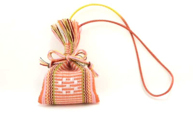 伝統工芸＜読谷山花織＞マースストラップ（１つ） ☆ 沖縄 読谷村 お守り 縁 ジンバナ カジマヤー 扇花 手作り 花織 地場産品 伝統工芸品 後継者育成 色違い有 プレゼントに