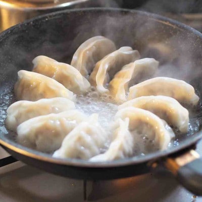 沖縄県産あぐー豚を100%使用した贅沢な餃子です　96個入(12個入×8袋)【配送不可地域：離島】