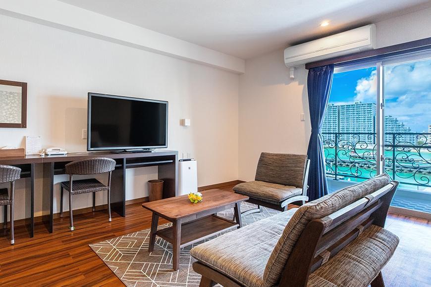 【ふるさと納税】【ココシャスモンパ】デラックスルーム１泊素泊まりペア宿泊券 | 沖縄 旅行 クーポン ホテル 体験 トラベル 人気 おすすめ リゾート チケット 北谷 ちゃたん おすすめ 送料