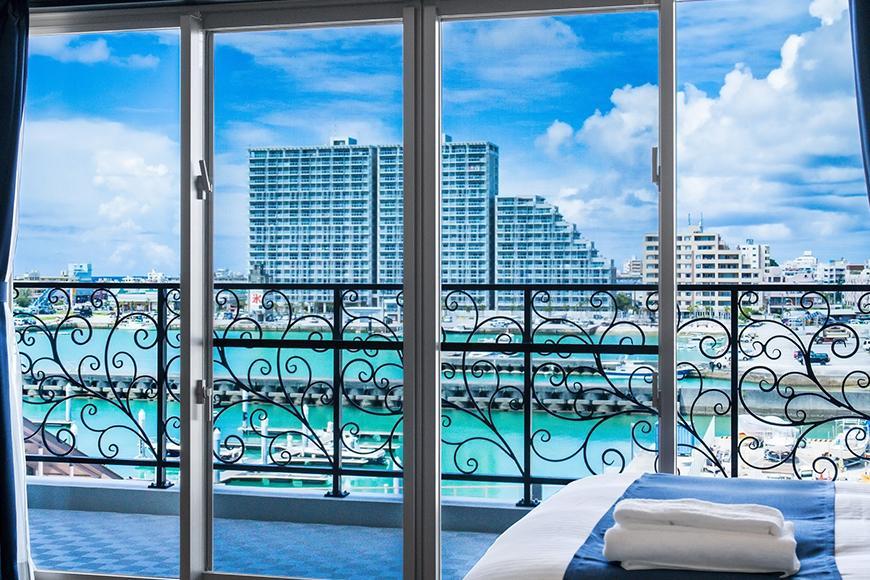 【ふるさと納税】【ココシャスモンパ】デラックスルーム１泊素泊まりペア宿泊券 | 沖縄 旅行 クーポン ホテル 体験 トラベル 人気 おすすめ リゾート チケット 北谷 ちゃたん おすすめ 送料