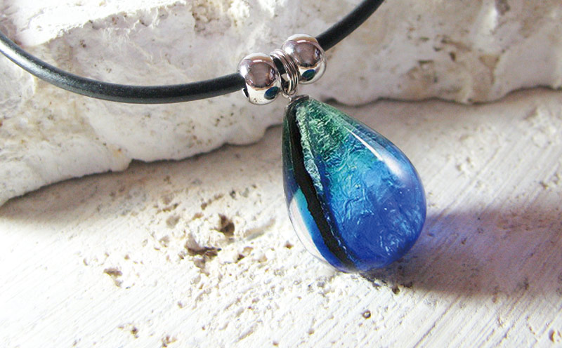 長七屋のケラマブルーネックレス【KNH-7】ー販売証明書付きー ネックレス 慶良間 ブルー おしゃれ プレゼント アクセサリー ジュエリー オリジナル パッケージ 証明書付き きれい 耐熱 フォーマル カジュアル ガラス ロジウムメッキ 海 沖縄 おきなわ 送料無料