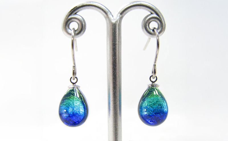 長七屋のケラマブルーピアス【KP-3】ー販売証明書付きー ピアス 慶良間 ブルー おしゃれ プレゼント アクセサリー ジュエリー オリジナル パッケージ 証明書付き きれい 耐熱 フォーマル カジュアル ガラス チタン 海 沖縄 おきなわ 送料無料