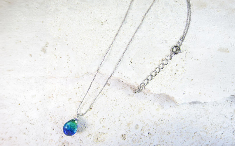 長七屋のケラマブルーネックレス【KN-4】ー販売証明書付きー ネックレス 慶良間 ブルー おしゃれ プレゼント アクセサリー ジュエリー オリジナル パッケージ 証明書付き きれい 耐熱 フォーマル カジュアル ガラス ロジウムメッキ 海 沖縄 おきなわ 送料無料