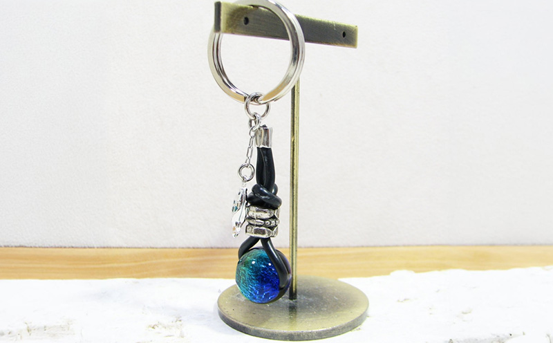 長七屋のケラマブルーキーホルダー【KKH-1】ー販売証明書付きー キーホルダー 慶良間 ブルー おしゃれ プレゼント アクセサリー ジュエリー オリジナル パッケージ 証明書付き きれい 耐熱 鍵 カギ ガラス ロジウム 海 沖縄 おきなわ 送料無料