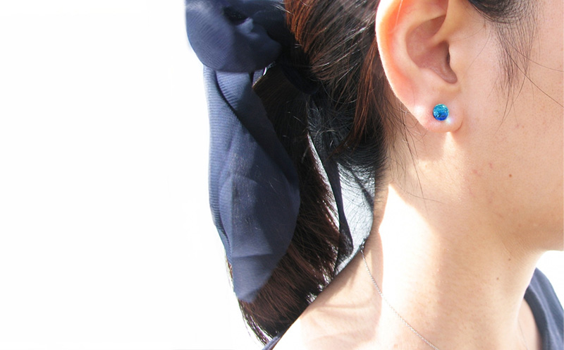 長七屋のケラマブルーピアス【KP-1】ー販売証明書付きー ピアス 慶良間 ブルー おしゃれ プレゼント アクセサリー ジュエリー オリジナル パッケージ 証明書付き きれい 耐熱 フォーマル カジュアル ガラス チタン 海 沖縄 おきなわ 送料無料