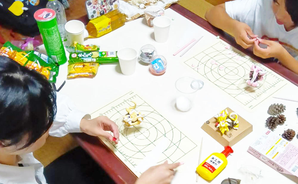 手作り体験 松ぼっくりシーサー作り【4体】2～4名様 工作体験 手作り シーサー 子供 体験 3歳 4歳 5歳 簡単 子連れ体験 親子 家族 カップル 小学生 しーさー 観光 ライカム 手軽 沖縄 北中城村