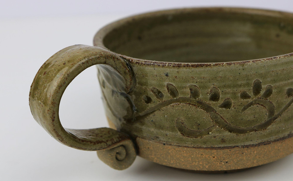 【仁 陶器工房】からくさ紋様スープカップ（1個） やちむん ヤチムン 陶器 手作り カップ スープ 大きめ クラムチャウダー コンソメ 器 焼物 伝統 工芸 食器 うつわ シンプル 毎日使い 普段使い 沖縄 北中城