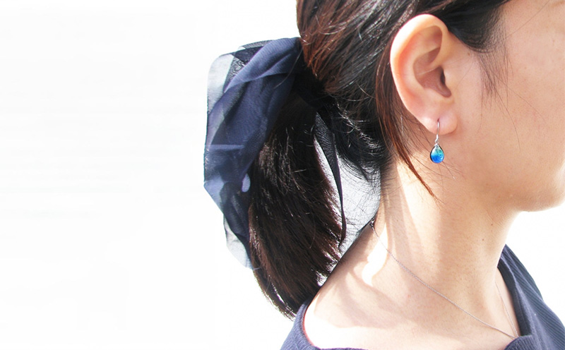 長七屋のケラマブルーピアス【KP-3】ー販売証明書付きー ピアス 慶良間 ブルー おしゃれ プレゼント アクセサリー ジュエリー オリジナル パッケージ 証明書付き きれい 耐熱 フォーマル カジュアル ガラス チタン 海 沖縄 おきなわ 送料無料