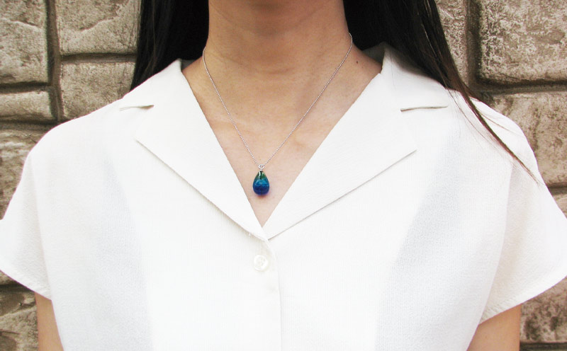 長七屋のケラマブルーネックレス【KN-4】ー販売証明書付きー ネックレス 慶良間 ブルー おしゃれ プレゼント アクセサリー ジュエリー オリジナル パッケージ 証明書付き きれい 耐熱 フォーマル カジュアル ガラス ロジウムメッキ 海 沖縄 おきなわ 送料無料