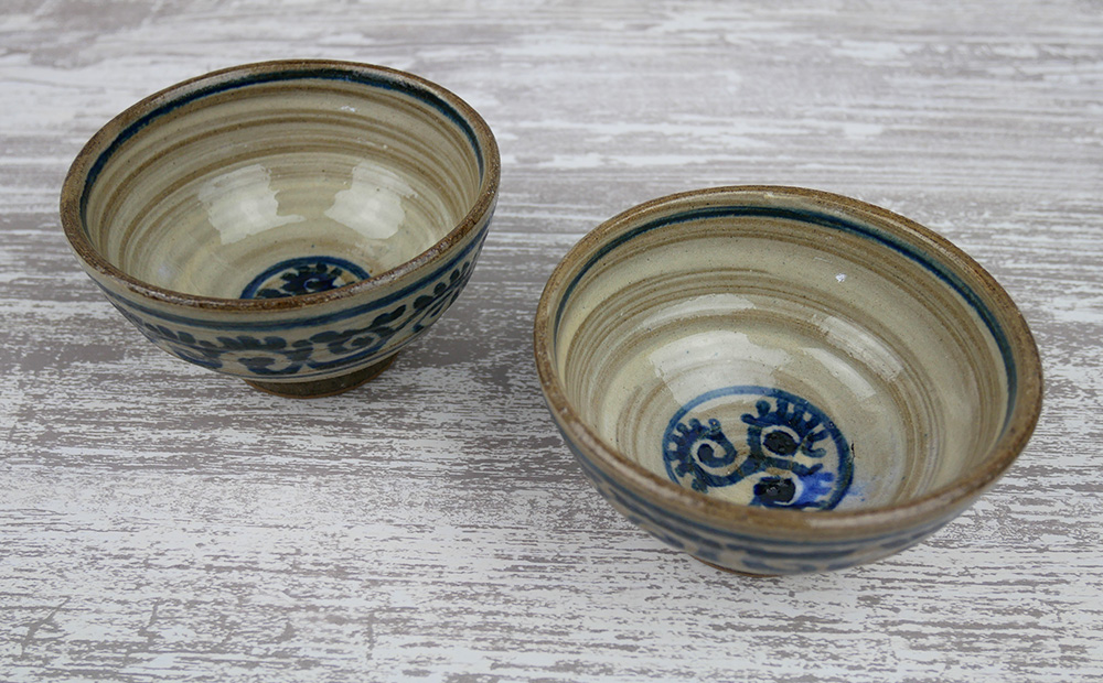 【仁 陶器工房】からくさ紋様 3.5寸マカイ ペア やちむん ヤチムン 陶器 手作り 茶碗 唐草 からくさ マカイ まかい ご飯 焼物 伝統 工芸 食器 うつわ シンプル 毎日使い 普段使い 沖縄 北中城