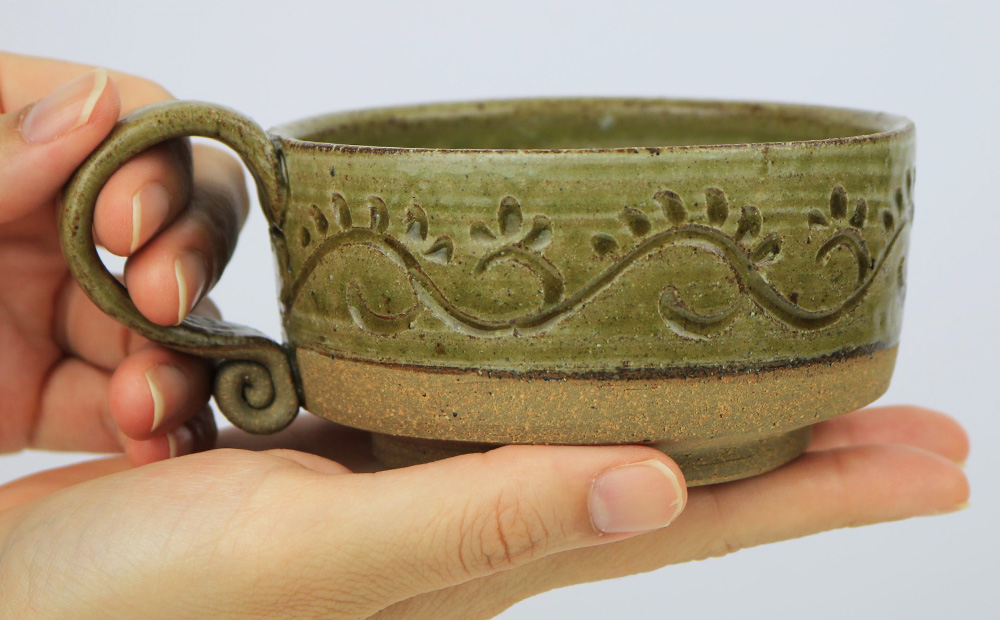 【仁 陶器工房】からくさ紋様スープカップ（1個） やちむん ヤチムン 陶器 手作り カップ スープ 大きめ クラムチャウダー コンソメ 器 焼物 伝統 工芸 食器 うつわ シンプル 毎日使い 普段使い 沖縄 北中城