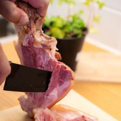 沖縄ホーメル 沖縄県産骨付きスモークポーク 国産骨付き豚肉 600g×2本【配送不可地域：離島】