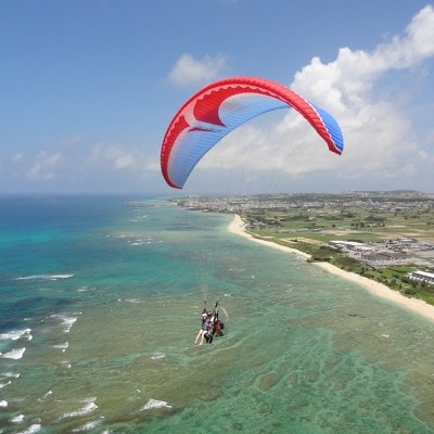 沖縄でモーターパラグライダー!体験チケット(1名様)(所要時間:約20分)