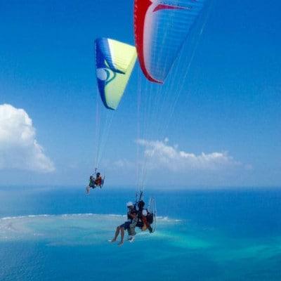 沖縄でモーターパラグライダー!体験チケット(大人1名様と子供(3～6歳以下)1名様ペア)