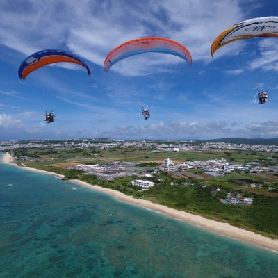 沖縄でモーターパラグライダー!体験チケット(大人2名様ペア)(所要時間:約20分)
